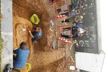 Nietas y una biznieta de los represaliados que buscan en Fuentesnuevas observan la exhumación de restos pendientes de identificar. L. DE LA MATA