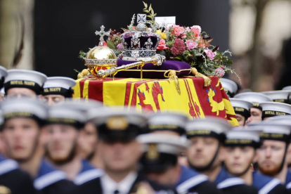 El féretro de Isabel II es transportado por la Marina Real antes de ser enterrado en Windsor. TOLGA AKMEN