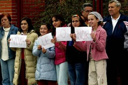 Mucha gente continúa a la entrada de la clínica donde están la princesa y su recién nacida, mostrando ´cariño e ilusión por el nacimiento de Leonor.