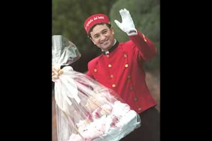 La imagen anecdótica del día la protagonizó sin duda, este botones que muestra el primer regalo para la Infanta Leonor, que recibió la Princesa de Asturias, Doña Letizia.