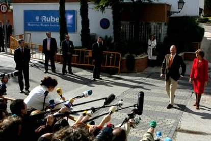 A la salida ambos se han mostrado amables con los medios y han explicado que Letizia estaba recuperándose.