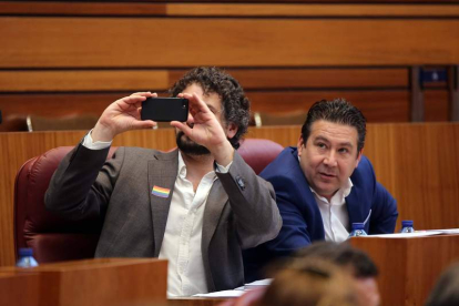 Luis Mariano Santos (UPL) contempla a José Sarrión (IU) fotografiando las pantallas con el resultado de la votación. MIRIAM CHACÓN
