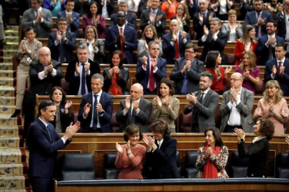 El candidato a la presidencia del Gobierno, Pedro Sánchez, recibe el aplauso de sus compañeros de partido y de los de Unidas Podemos.