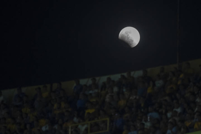 Fotografía de la luna durante un eclipse hoy, en Monterrey (México). EFE/ MIGUEL SIERRA