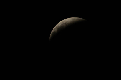 Fotografía de la luna durante un eclipse hoy, en Santiago (Chile). EFE/ ALBERTO VALDÉS