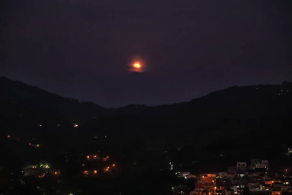 Fotografía de un eclipse de luna hoy, en el municipio de Santa Lucia (Honduras). GUSTAVO AMADOR