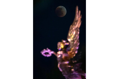 Fotografía de la luna durante un eclipse hoy, en Ciudad de México (México). EFE/ ISAAC ESQUIVEL
