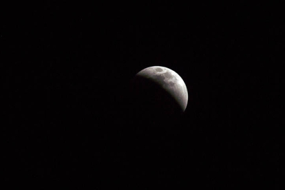 Fotografía de la luna durante un eclipse hoy, en Ciudad de México (México). EFE/ VÍCTOR ABREU