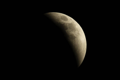 Fotografía de la luna durante un eclipse hoy, en Santo Domingo (República Dominicana). EFE/ OLANDO BARRÍA