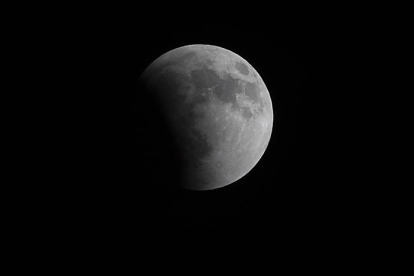Fotografía de la luna durante un eclipse hoy, en Santo Domingo (República Dominicana). EFE/ ORLANDO BARRÍA