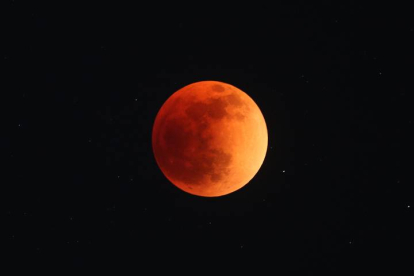 Fotografía de la luna durante un eclipse hoy, en Santiago (Chile). ALBERTO VALDÉS