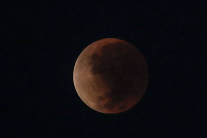 Fotografía de la luna durante un eclipse hoy, en Río de Janeiro (Brasil). EFE/ ANTONIO LACERDA