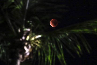 Fotografía de la luna durante un eclipse hoy, en Río de Janeiro (Brasil). EFE/ ANTONIO LACERDA