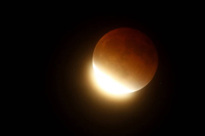 Fotografía de la luna durante un eclipse hoy, en San José (Costa Rica). EFE/ JEFFREY ARGUEDAS