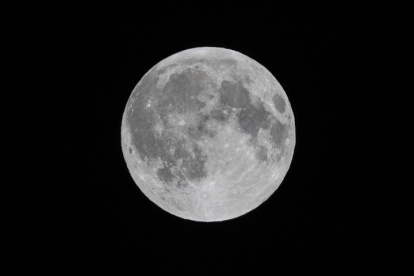 Vista de la Luna llena tomada desde Andratx, Mallorca, durante el eclipse total registrado durante la madrugada de este lunes. EFE/CATI CLADERA