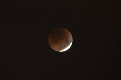 Vista del eclipse total de Luna, registrado la madrugada de este lunes. EFE/MARTA PÉREZ