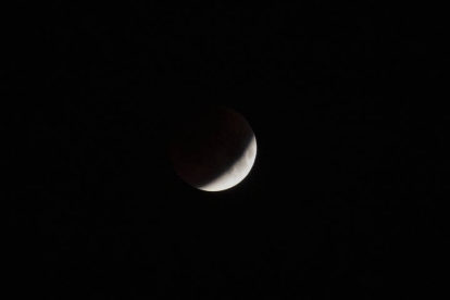 Vista del eclipse total de Luna, registrado la madrugada de este lunes. EFE/MARTA PÉREZ