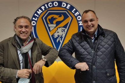 Felipe Llamazares y José Pedro Luengo, tras la firma del convenio. DL