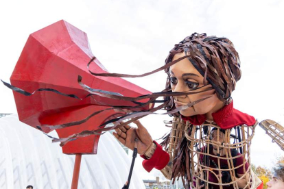 Little Amal, marioneta gigante obra de un refugiado sirio, ayer en Glasgow.