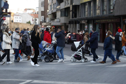 Movimiento de gente en las calles de León. FERNANDO OTERO