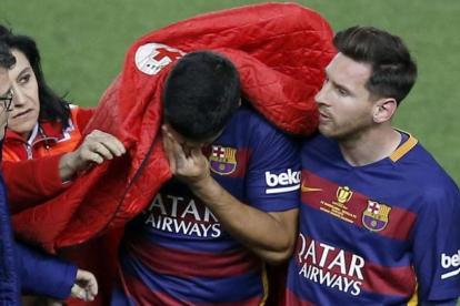 Messi consuela a Luis Suárez en el Calderón tras la lesión muscular que padeció el uruguayo.