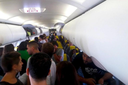 Pasajeros del vuelo de Vueling con destino a Dakar se niegan a sentarse para impedir la expulsión.