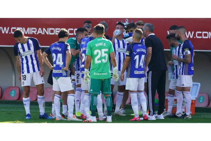 El entrenador de la SD Ponferradina, Jon Pérez Bolo, da instrucciones a sus jugadores en uno de los parones para que se hidrataran los futbolistas. CÉSAR MANSO