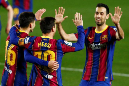 Pedri, Messi y Busquets celebran un gol del Barça. ENRIC FONTCUBERTA