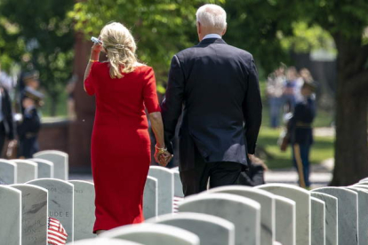 Joe Biden y la primera dama, en el homenaje al soldado desconocido en el cementerio de Arlington (Virginia). TASOS KATOPODIS