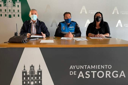 Bermejo, Rodríguez y Roig ayer durante la presentación del programa del Agente Tutor. DL