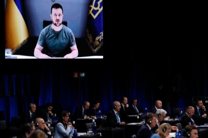 El presidente de Ucrania, Volodímir Zelenski, interviene por videoconferencia en la primera jornada de la cumbre de la Otan que se celebra este miércoles en el recinto de Ifema, en Madrid. JUAN CARLOS HIDALGO
