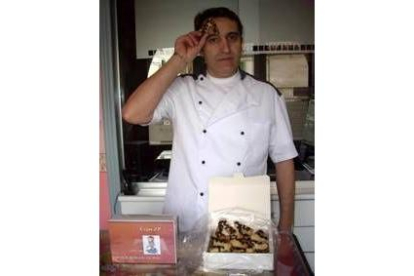 El pastelero Rafael Zamorano posa con las «cejas ZP», diseñadas y elaboradas por él mismo