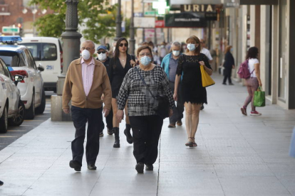 Gente transita por Ordoño II con las mascarillas de uso obligatorio.