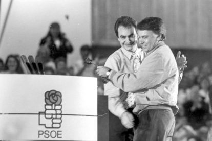 Zapatero y Felipe González se saludan durante un mitin que este último dio en León. ARCHIVO