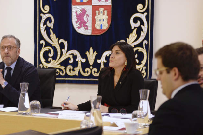 Carlos Pollán junto a Ana Sánchez, ayer en la reunión de la Mesa de las Cortes. NACHO GALLEGO