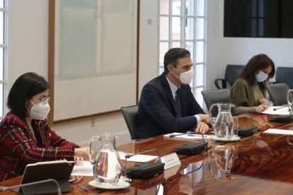 El jefe del Ejecutivo, Pedro Sánchez (c), preside este viernes en Moncloa. JOSÉ MARÍA CUADRADO JIMÉNEZ