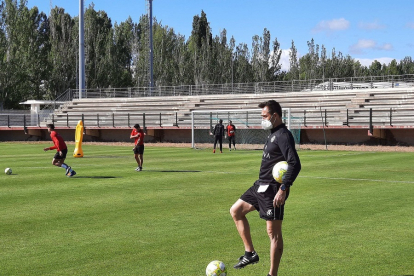 José Manuel Aira con los jugadores de la Cultural durante un entrenamiento. REDACCIÓN