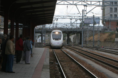Un Alvia, entrando en la estación de tren de Ponferrada, en una imagen de archivo. ANA F. BARREDO