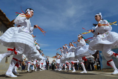 Los danzantes durante la procesión de la fiesta del Voto de Pobladura de Pelayo García. MEDINA