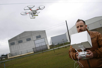 David Nava, con su drone, haciendo una prueba en un descampado alejado de la ciudad.