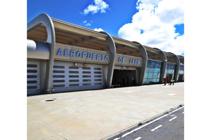 La posibilidad de ampliar el aeropuerto a las mercancías vuelve al debate político. RAMIRO