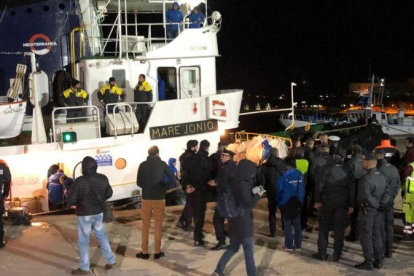 El barco Mare Jonio atracado en el puerto de Lampedusa este martes.