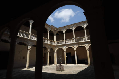 Imagen de archivo del monumental patio del Palacio de Grajal de Campos. JESÚS F. SALVADORES
