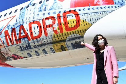 Isabel Díaz Ayuso ayer, en la presentación de un avión de Iberia con la imagen de Madrid. FERNANDO VILLAR