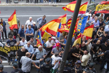 Manifestantes de ultraderecha a las puertas del Teatro Micaelet de Valencia