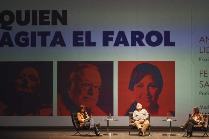 Mara Torres, Fernando Savater y Angélica Liddell, ayer, en la charla en el Foro de la Cultura. R. GARCÍA