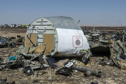 Restos del avión ruso que se estrelló el sábado en el Sinaí.