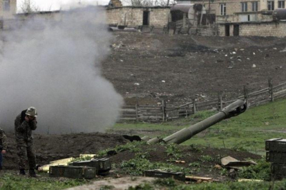 Artilleria de autodefensa en Nagorno-Karabakh.