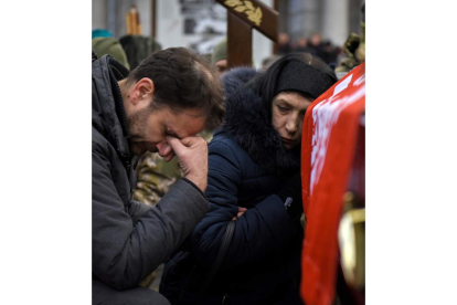 Familiares de un soldado ucraniano en su entierro. OLEG PETRASYUK