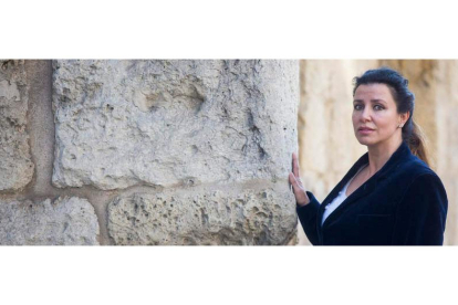 La arqueóloga Rocío Fernández Ordás es autora de una tesis que cambia por completo la autoría y la cronología de las murallas leonesas. FERNANDO OTERO